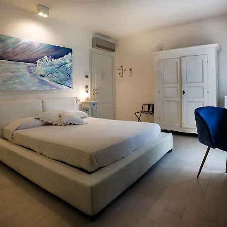 La Desenzano Bed & Breakfast *