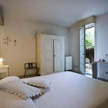 La Desenzano Bed & Breakfast *